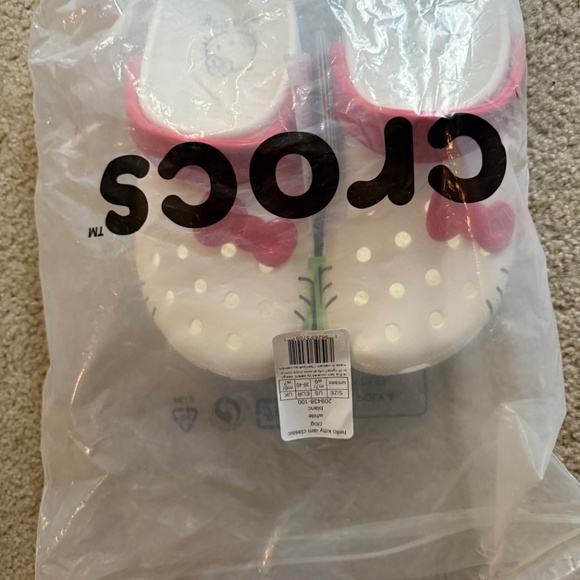 Brand New Hello Kitty Women’s Crocs sz9 - Picture 3 of 3